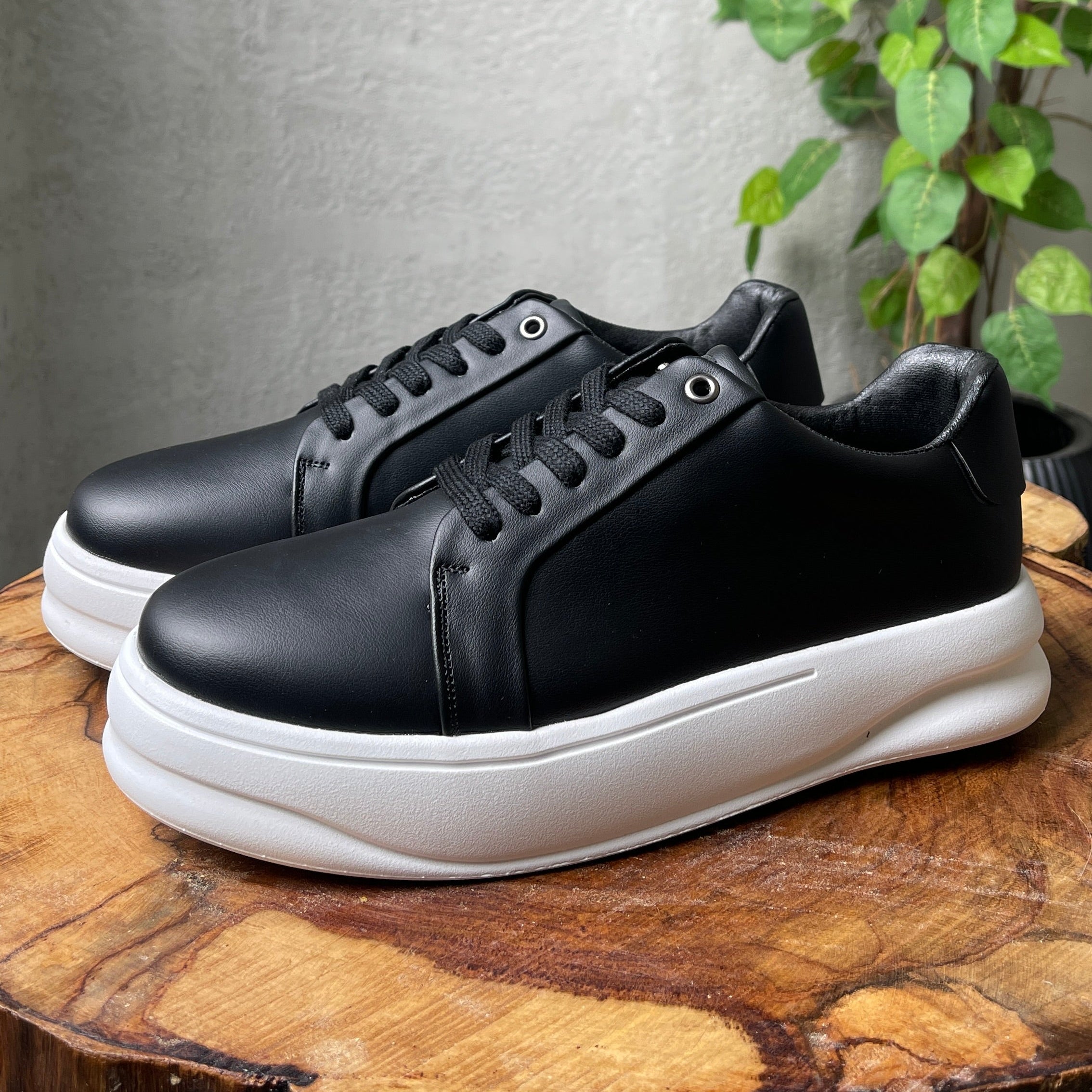 Bubbly Leather Sneakers – Black